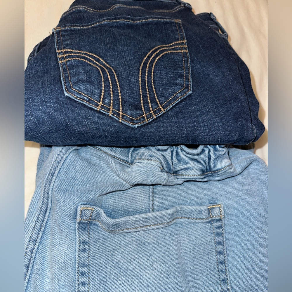 HOLLISTER CO. 2 pairs of Jeans- Women’s Size 9R / L! Light wash & dark wash